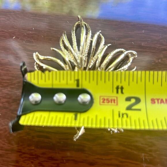 Vintage Leaf Brooch, Gold Tone Modern Designed Estate Lapel Pin - Picture 6 of 6